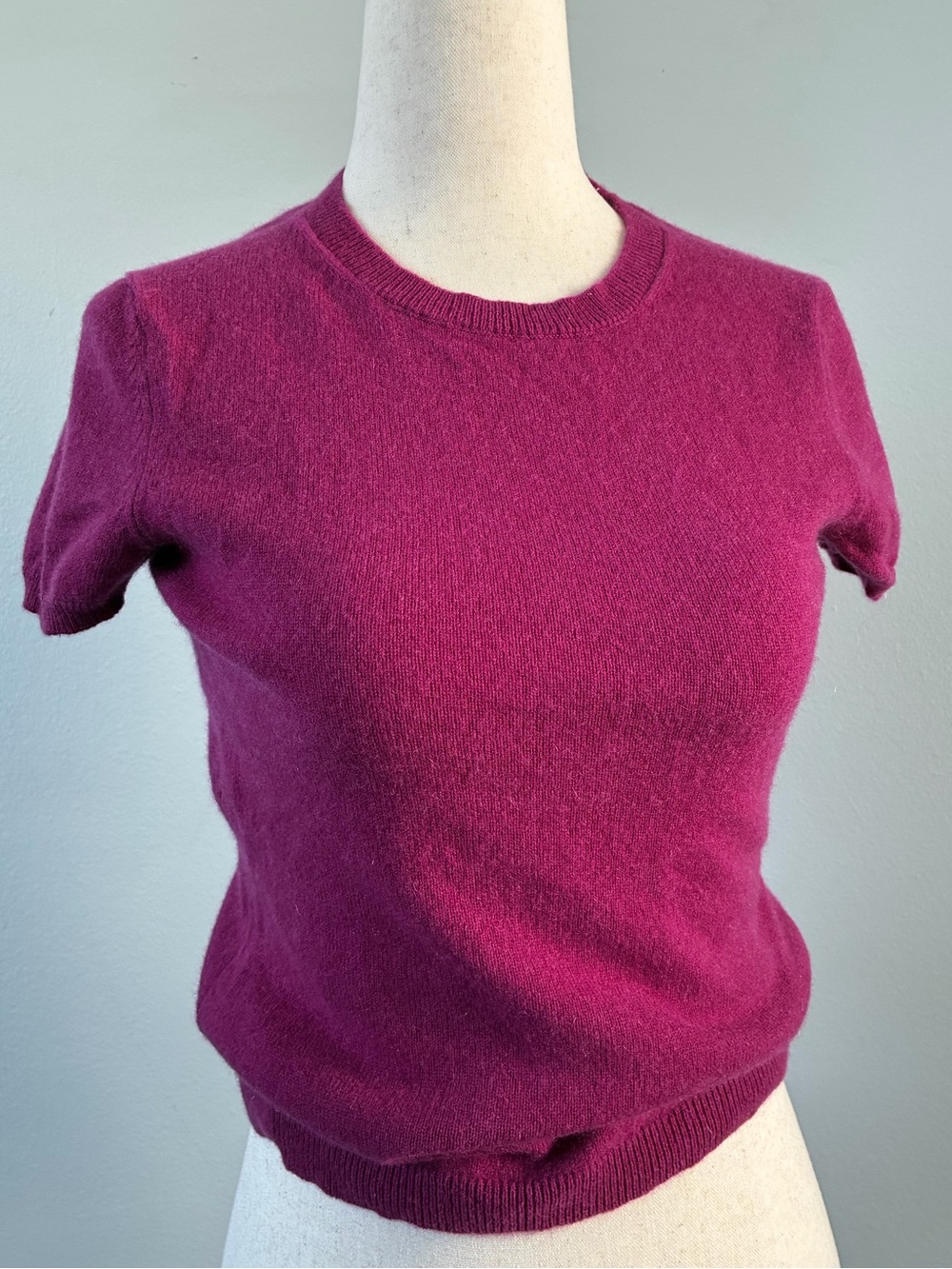 Bloomingdale’s fuschia short sleeve cashmere sweater, size xs